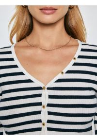 Big-Star - Bluzka damska z dekolotem v-neck w paski granatowa Mella 403. Typ kołnierza: dekolt w serek. Kolor: niebieski. Materiał: dzianina, skóra, materiał, bawełna, prążkowany. Długość rękawa: długi rękaw. Długość: długie. Wzór: paski. Styl: klasyczny #5