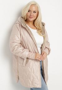 Born2be - Beżowa Kurtka Pikowana o Dłuższym Fasonie z Nieodpinanym Kapturem Frolselia. Okazja: na co dzień. Kolekcja: plus size. Kolor: beżowy. Materiał: jeans. Długość: długie. Styl: casual, elegancki #6