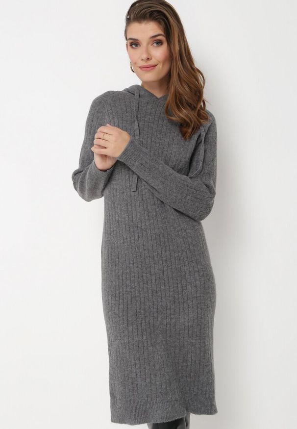 Born2be - Ciemnoszara Wełniana Sukienka z Kapturem w Prążki Tyrwe. Okazja: na co dzień. Typ kołnierza: kaptur. Kolor: szary. Materiał: wełna. Długość rękawa: długi rękaw. Wzór: prążki. Typ sukienki: proste. Styl: casual, elegancki, klasyczny