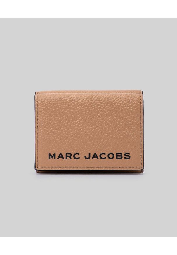 THE MARC JACOBS - Brązowy portfel The Bold Medium. Kolor: brązowy