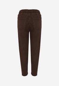 Renee - Brązowe Jeansy Mom Fit z Bawełny ze Ściągaczem i Wiązaniem w Talii Naubel. Okazja: na co dzień. Kolor: brązowy. Długość: krótkie. Styl: klasyczny, casual #8