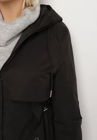 Born2be - Czarna Kurtka Typu Parka z Kapturem i Podpinanymi Rękawami Falunea. Okazja: na co dzień, na spacer. Typ kołnierza: kaptur. Kolekcja: plus size. Kolor: czarny. Materiał: jeans. Styl: klasyczny, sportowy, casual, elegancki