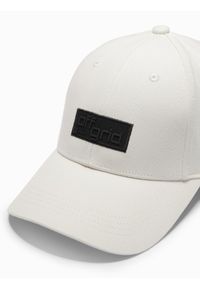 Ombre Clothing - Męska czapka bejsbolówka z daszkiem i prostokątną naszywką – kremowa V2. Kolor: kremowy. Materiał: bawełna. Wzór: aplikacja. Styl: klasyczny, sportowy, casual, elegancki #4