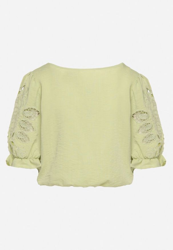 Born2be - Jasnozielona Bluzka z Krótkim Rękawem ze Zdobieniem i Dekoltem w Serek Tiamazie. Okazja: na co dzień. Typ kołnierza: dekolt w serek. Kolor: zielony. Długość rękawa: krótki rękaw. Długość: krótkie. Wzór: aplikacja. Styl: casual