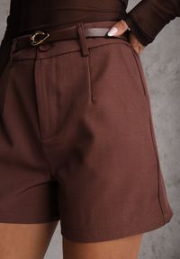 Renee - Brązowe Szorty High Waist w Eleganckim Stylu z Cienkim Paskiem ze Sprzączką Rissarie. Stan: podwyższony. Kolor: brązowy. Sezon: lato. Styl: elegancki #8