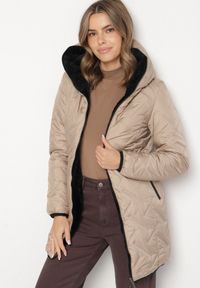 Born2be - Ciemnobeżowa Pikowana Kurtka Dwustronna z Kapturem i Futerkiem Rinaresa. Okazja: na co dzień. Typ kołnierza: kaptur. Kolor: beżowy. Materiał: futro. Styl: elegancki, casual #1