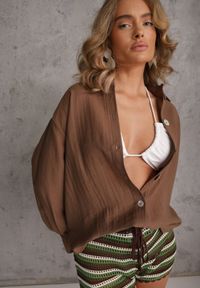 Renee - Brązowa Oversizowa Koszula z Wiskozą i Lnem z Guzikami o Różnej Wielkości Drenrya. Okazja: na co dzień. Kolor: brązowy. Materiał: wiskoza, len. Styl: casual #1