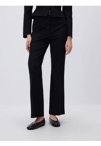 Reserved - Spodnie flare z paskiem - czarny. Kolor: czarny. Materiał: wiskoza, tkanina