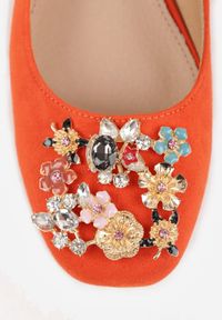 Renee - Pomarańczowe Sandały Vices na Słupku Slingback ze Skórzaną Wkładką i Cyrkoniami Nimirune. Okazja: na co dzień. Zapięcie: sprzączka. Kolor: pomarańczowy. Materiał: skóra. Wzór: aplikacja. Obcas: na słupku. Styl: casual. Wysokość obcasa: średni #4