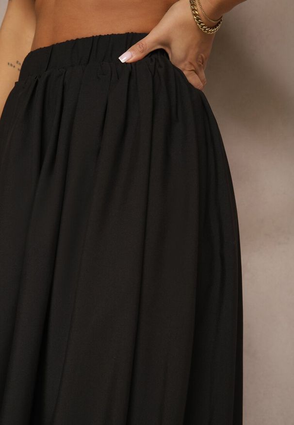 Renee - Czarna Spódnica z Wiskozą o Kroju Bombki Ennavin. Okazja: na co dzień. Kolor: czarny. Materiał: wiskoza. Styl: elegancki, casual