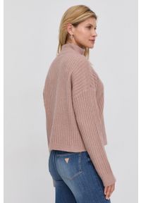 Guess Sweter damski kolor różowy z półgolfem. Kolor: różowy. Materiał: dzianina