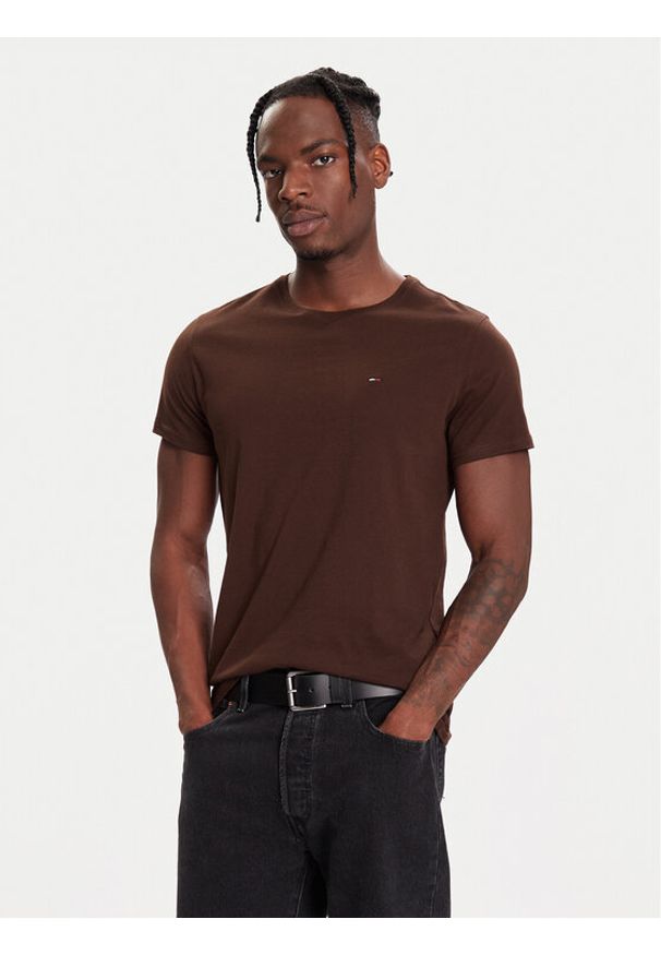 Tommy Jeans T-Shirt DM0DM04411 Brązowy Regular Fit. Kolor: brązowy. Materiał: bawełna