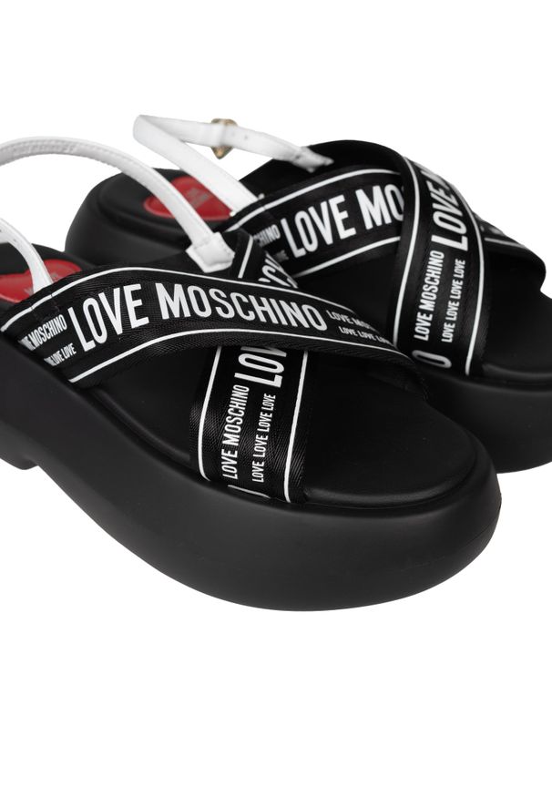 Love Moschino Sandały | JA16257I0IIX6 | Kobieta | Czarny, Biały. Okazja: na spacer, na co dzień. Zapięcie: pasek. Kolor: czarny, biały, wielokolorowy. Materiał: skóra. Wzór: nadruk. Styl: elegancki, casual