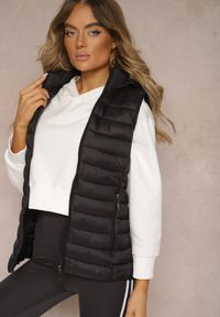 Renee - Czarna Kamizelka Ozdobiona Pikowaniem Wykończona Kapturem i Sznurkami Xenaria. Okazja: na co dzień. Kolor: czarny. Materiał: jeans. Wzór: aplikacja. Styl: elegancki, casual #3