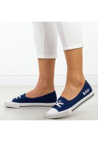 Granatowe tenisówki damskie Lee Cooper 4355. Okazja: na spacer. Zapięcie: bez zapięcia. Kolor: niebieski. Materiał: tkanina. Szerokość cholewki: normalna. Sezon: wiosna, jesień, lato. Styl: elegancki, klasyczny #1