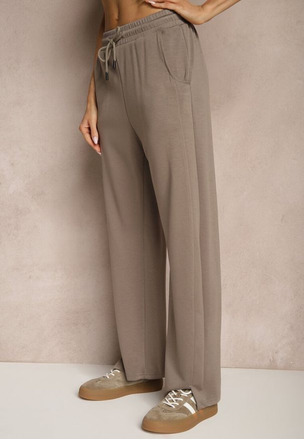 Renee - Brązowe Szerokie Spodnie Dresowe High Waist Ozdobione Sznurkiem Haliran. Okazja: na co dzień, na spacer. Stan: podwyższony. Kolor: brązowy. Materiał: dresówka. Wzór: aplikacja. Styl: elegancki, casual