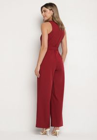 Born2be - Bordowy Taliowany Kombinezon Ozdobiony Paskiem Dollivia. Okazja: na co dzień. Kolor: czerwony. Wzór: aplikacja. Styl: elegancki, casual #6