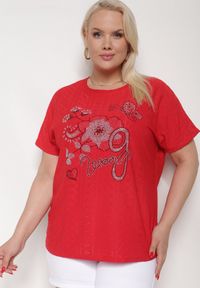 Born2be - Czerwony Ażurowy T-shirt z Bawełną Ozdobiony Cyrkoniami Deviana. Okazja: na co dzień. Kolor: czerwony. Materiał: bawełna. Wzór: ażurowy, aplikacja. Sezon: lato. Styl: casual, elegancki, wizytowy #1