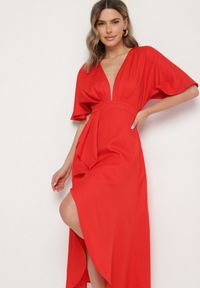 Born2be - Czerwona Koktajlowa Sukienka Vices o Asymetrycznym Kroju z Falbanką Finexia. Okazja: na wesele, na ślub cywilny, na imprezę. Kolor: czerwony. Wzór: aplikacja. Typ sukienki: asymetryczne. Styl: wizytowy #7