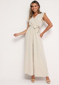 Born2be - Beżowy Taliowany Kombinezon Koktajlowy z Paskiem w Talii i Falbanami przy Ramionach Vimarine. Okazja: na imprezę. Kolor: beżowy. Materiał: jeans. Styl: wizytowy #1