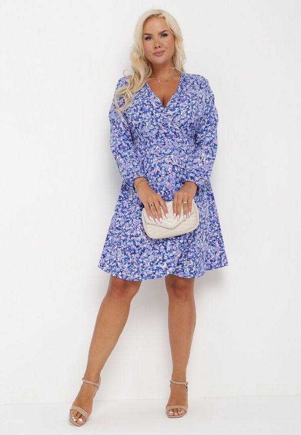 Born2be - Granatowa Kopertowa Sukienka Midi w Kwiaty z Gumką w Pasie i Głębokim Dekoltem Donata. Okazja: na co dzień. Typ kołnierza: dekolt w serek. Kolekcja: plus size. Kolor: niebieski. Wzór: kwiaty. Typ sukienki: kopertowe. Długość rękawa: długi rękaw. Sezon: jesień, wiosna. Styl: klasyczny, casual. Długość: midi