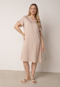 Born2be - Beżowa Wiskozowa Sukienka o Pudełkowym Kroju z Dekoltem V z Guzikami Berborin. Okazja: na co dzień, do pracy. Kolekcja: plus size. Kolor: beżowy. Materiał: wiskoza. Typ sukienki: dla puszystych, proste. Styl: casual, klasyczny #1