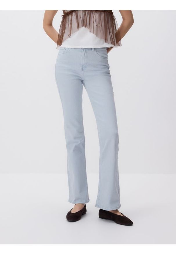 Reserved - Jeansy flare z wysokim stanem - niebieski. Stan: podwyższony. Kolor: niebieski
