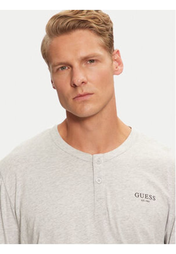 Guess Koszulka piżamowa U4YP30 KCAM1 Szary Regular Fit. Kolor: szary. Materiał: bawełna