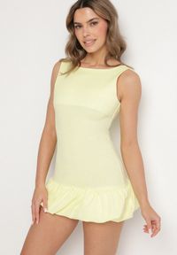 Born2be - Żółty Taliowany Kombinezon Ozdobiony Falbanką Semiriela. Okazja: na co dzień. Kolor: żółty. Wzór: aplikacja. Styl: casual, klasyczny #1