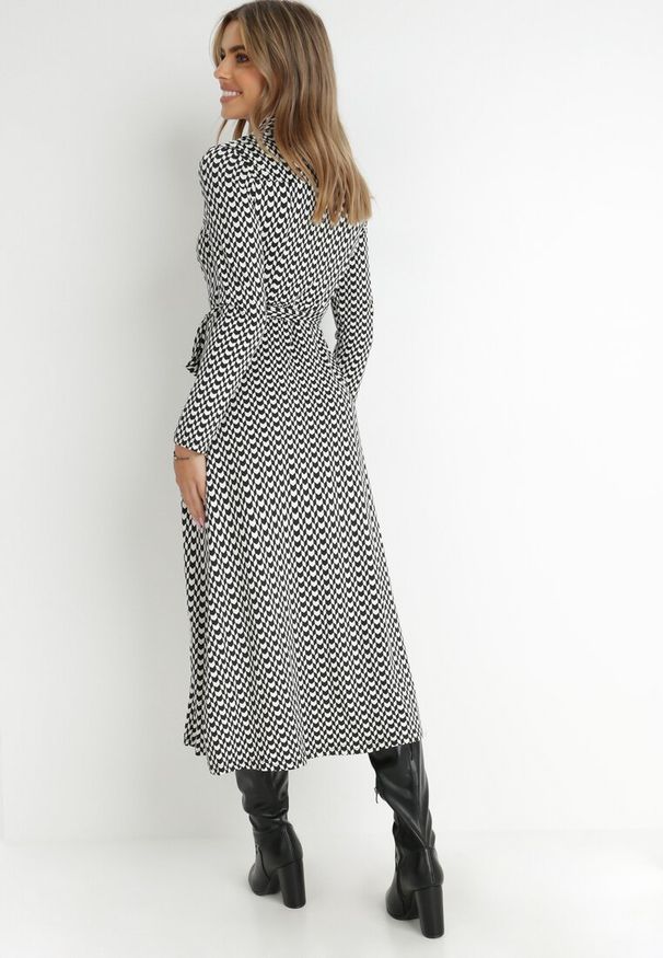 Born2be - Czarna Sukienka Rozkloszowana Długa Def. Kolor: czarny. Materiał: materiał, dzianina. Wzór: geometria. Typ sukienki: dopasowane, koszulowe. Styl: klasyczny. Długość: maxi