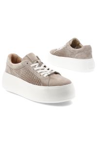 Sneakersy damskie Filippo, cholewka ze skóry naturalnej zamszowej perforowane wstawki po bokach wiązany fason, beżowe, DP7520/26. Okazja: na co dzień. Zapięcie: sznurówki. Kolor: beżowy. Materiał: skóra, zamsz. Szerokość cholewki: normalna. Obcas: na platformie. Styl: elegancki, casual #3