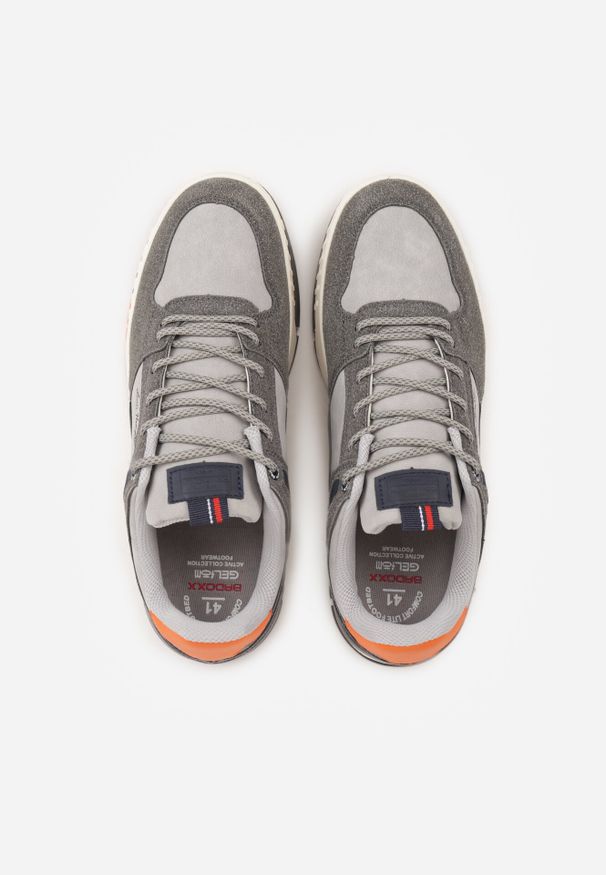 Born2be - Jasnoszare Buty Sportowe Sneakersy Ozdobione Tłoczeniem i Napisami Hermala. Okazja: na co dzień. Kolor: szary. Materiał: jeans. Wzór: napisy, aplikacja