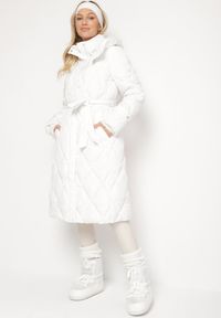 Born2be - Biała Długa Kurtka Płaszcz z Kapturem i Wiązaniem w Pasie Gasaetta. Typ kołnierza: kaptur. Kolor: biały. Materiał: materiał. Długość: długie. Sezon: zima #1