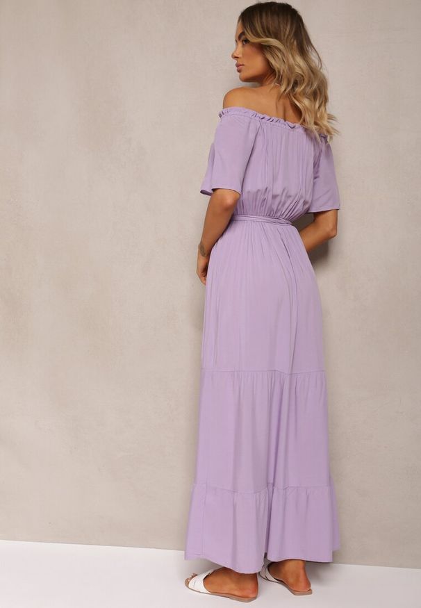 Renee - Fioletowa Sukienka z Wiskozy Phoebiolea. Typ kołnierza: dekolt hiszpanka. Kolor: fioletowy. Materiał: wiskoza. Wzór: gładki. Sezon: lato. Styl: wakacyjny. Długość: maxi