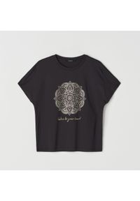 Mohito - Koszulka z połyskującym nadrukiem - Czarny. Kolor: czarny. Wzór: nadruk #1