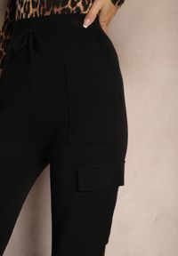 Renee - Czarne Szerokie Spodnie Dzianinowe z Gumką w Pasie i Kieszeniami Emithlera. Okazja: na co dzień. Stan: podwyższony. Kolor: czarny. Materiał: dzianina. Styl: casual #4