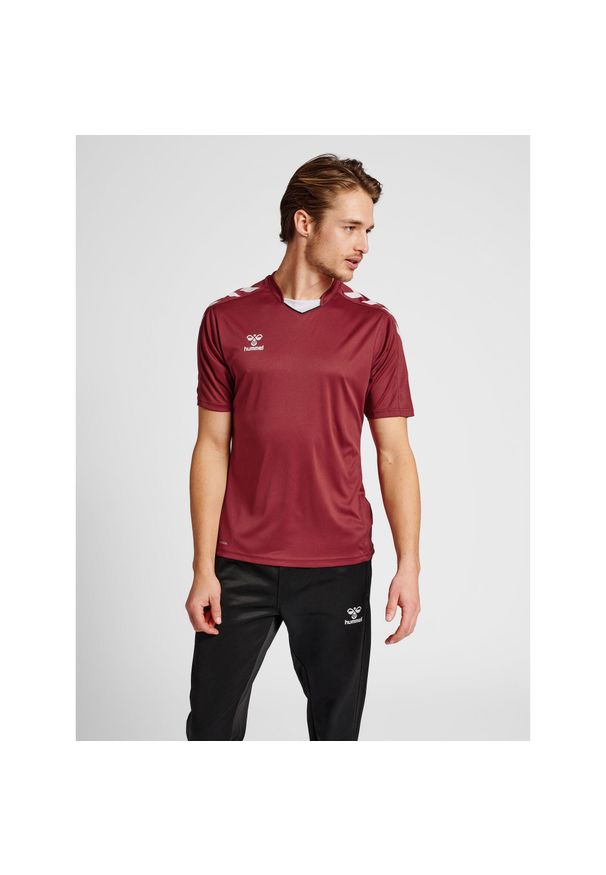 Koszulka piłkarska z krótkim rękawem męska Hummel Core XK Poly Jersey S/S. Kolor: czerwony, brązowy, wielokolorowy. Materiał: jersey. Długość rękawa: krótki rękaw. Długość: krótkie. Sport: piłka nożna