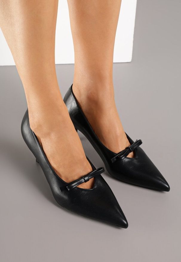 Born2be - Czarne Czółenka Vices na Szpilce ze Skórzaną Wkładką Ozdobione Kokardą Rileira. Okazja: na co dzień. Kolor: czarny. Materiał: skóra. Wzór: aplikacja. Obcas: na szpilce. Styl: casual, elegancki