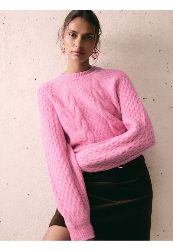 Reserved - Strukturalny sweter - różowy. Kolor: różowy. Materiał: dzianina, wełna