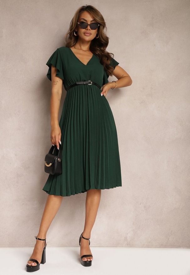 Renee - Zielona Rozkloszowana Sukienka z Plisami i Dekoltem w V Rissari. Okazja: na imprezę. Typ kołnierza: dekolt w kształcie V. Kolor: zielony. Materiał: skóra. Długość rękawa: krótki rękaw