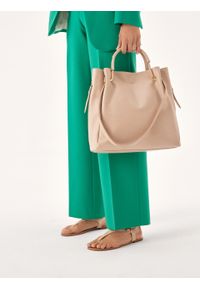 Kazar - Skórzana torebka z metalowymi rączkami. Kolor: beżowy. Materiał: skórzane. Styl: elegancki. Rodzaj torebki: na ramię #7