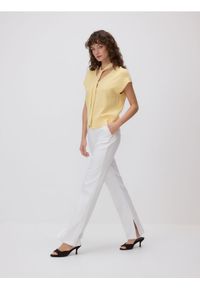 Reserved - Spodnie z zaznaczonym kantem - biały. Kolor: biały. Materiał: tkanina, bawełna #1
