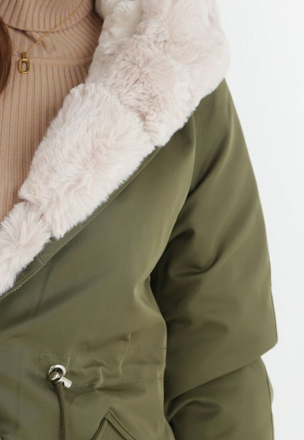 Born2be - Ciemnozielona Kurtka Parka z Futerkiem Koni. Kolor: zielony. Materiał: futro. Sezon: zima, jesień