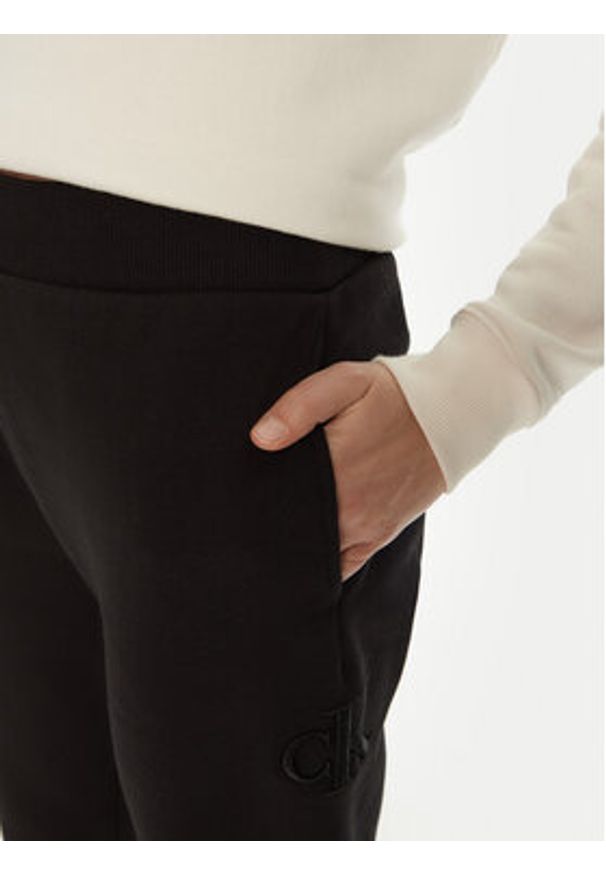 Calvin Klein Jeans Spodnie dresowe Raised J20J224841 Czarny Relaxed Fit. Kolor: czarny. Materiał: bawełna