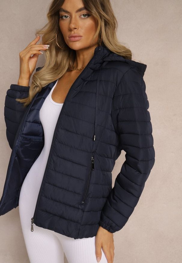 Renee - Granatowa Kurtka Ozdobiona Pikowaniem Wykończona Sznurkami i Kapturem Mivissa. Okazja: na spacer, na co dzień. Kolor: niebieski. Materiał: jeans. Wzór: aplikacja. Styl: casual, sportowy