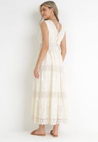 Born2be - Beżowa Koronkowa Sukienka Maxi z Kopertowym Dekoltem i Wiązaniem na Plecach Hossia. Kolor: beżowy. Materiał: koronka. Wzór: ażurowy. Sezon: wiosna, lato. Typ sukienki: kopertowe. Długość: maxi #3