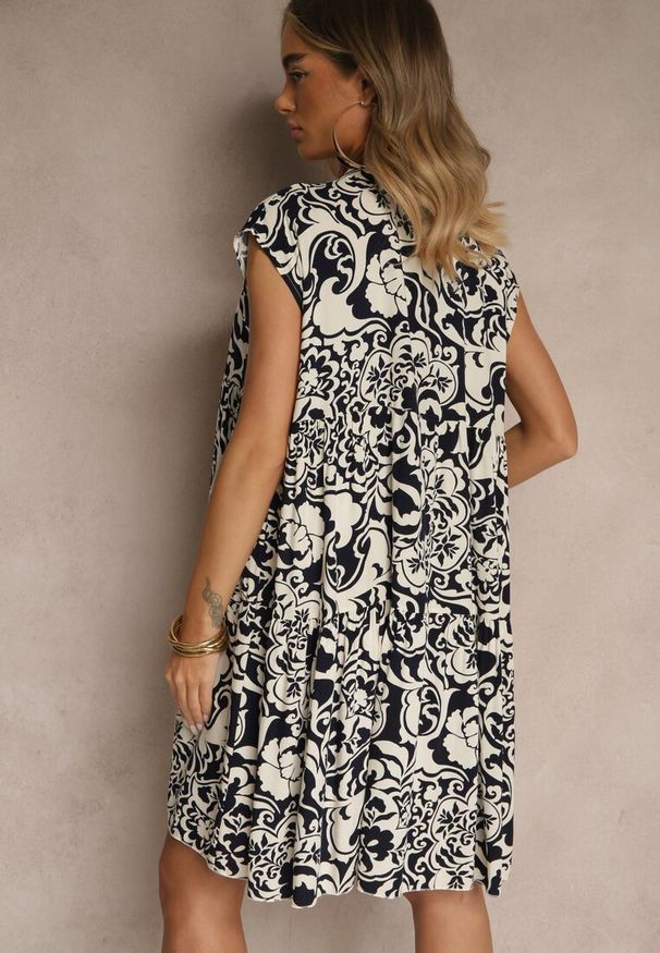 Renee - Granatowa Sukienka Oversize z Bawełny z Ornamentnym Wzorem Folazea. Okazja: na co dzień. Kolor: niebieski. Materiał: bawełna. Sezon: lato. Typ sukienki: oversize. Styl: elegancki, casual