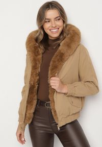 Born2be - Ciemnobeżowa Kurtka Bomberka z Futrzanym Obszyciem i Kapturem Rannasa. Okazja: na co dzień. Kolor: beżowy. Materiał: futro. Styl: casual #7