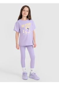 4f - 4F T-shirt regular z nadrukiem dziewczęcy - fioletowy 140 (9-10 lat). Okazja: na co dzień. Kolor: fioletowy. Materiał: dzianina, bawełna, jersey. Długość rękawa: krótki rękaw. Długość: krótkie. Wzór: nadruk. Sezon: lato. Styl: klasyczny, sportowy, casual