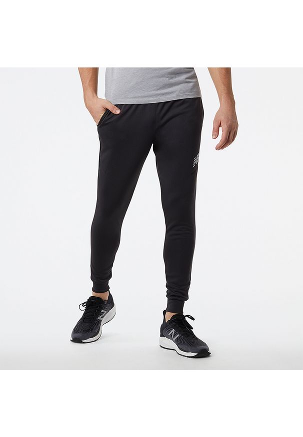 Spodnie męskie New Balance MP23091PHM – czarne. Kolor: czarny. Materiał: dresówka, materiał, poliester. Sport: fitness